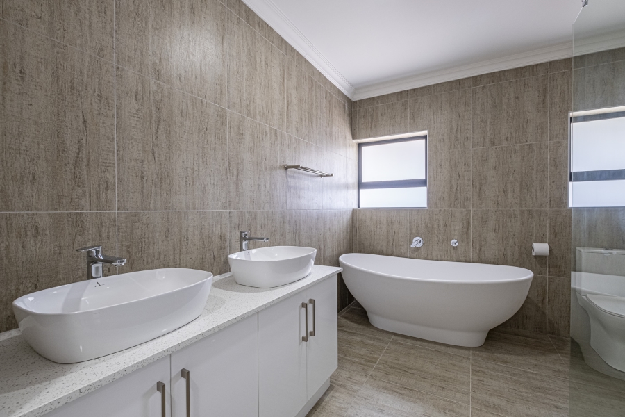 4 Bedroom Property for Sale in Wavecrest Eastern Cape